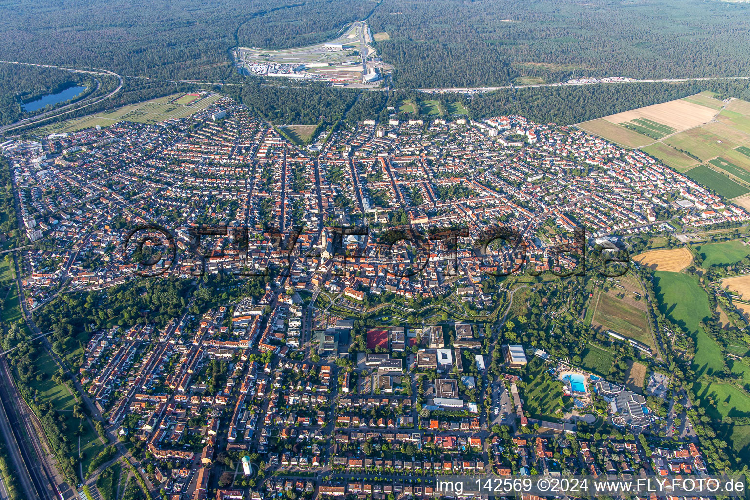 Vue aérienne de Hockenheim dans le département Bade-Wurtemberg, Allemagne