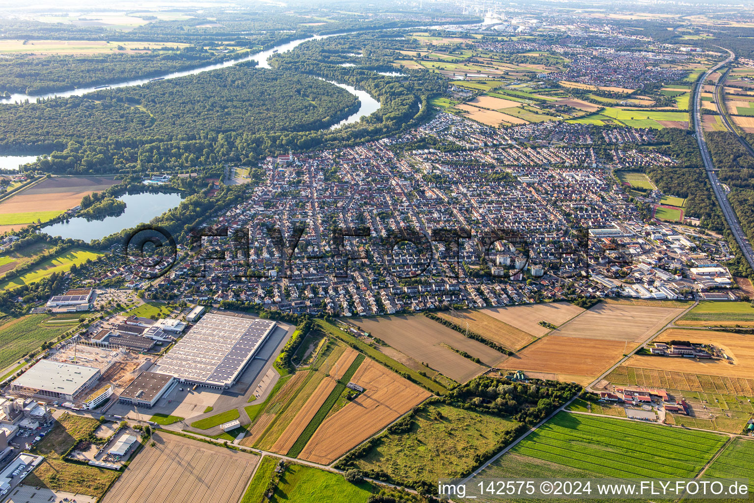 Vue aérienne de Du sud à Ketsch dans le département Bade-Wurtemberg, Allemagne