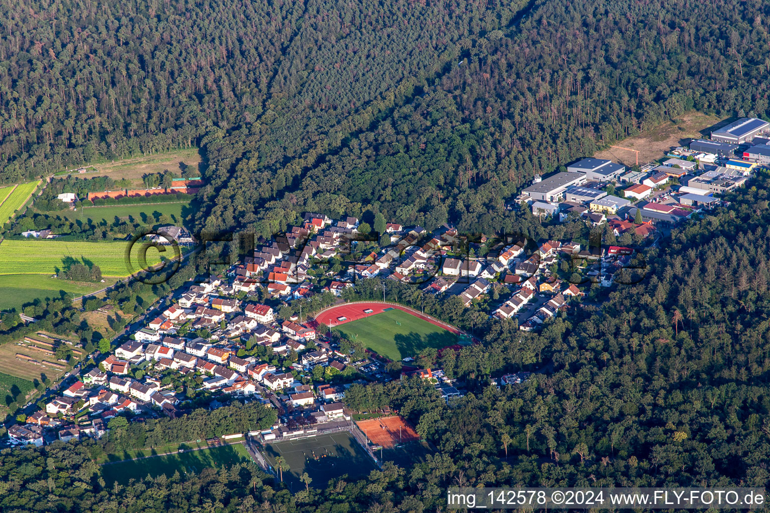 Vue aérienne de Quartier Hardtwaldsiedlung in Oftersheim dans le département Bade-Wurtemberg, Allemagne