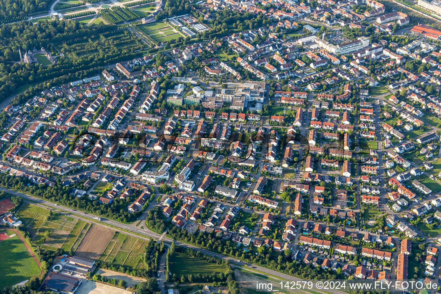 Vue aérienne de Clinique GRN Schwetzingen à Schwetzingen dans le département Bade-Wurtemberg, Allemagne