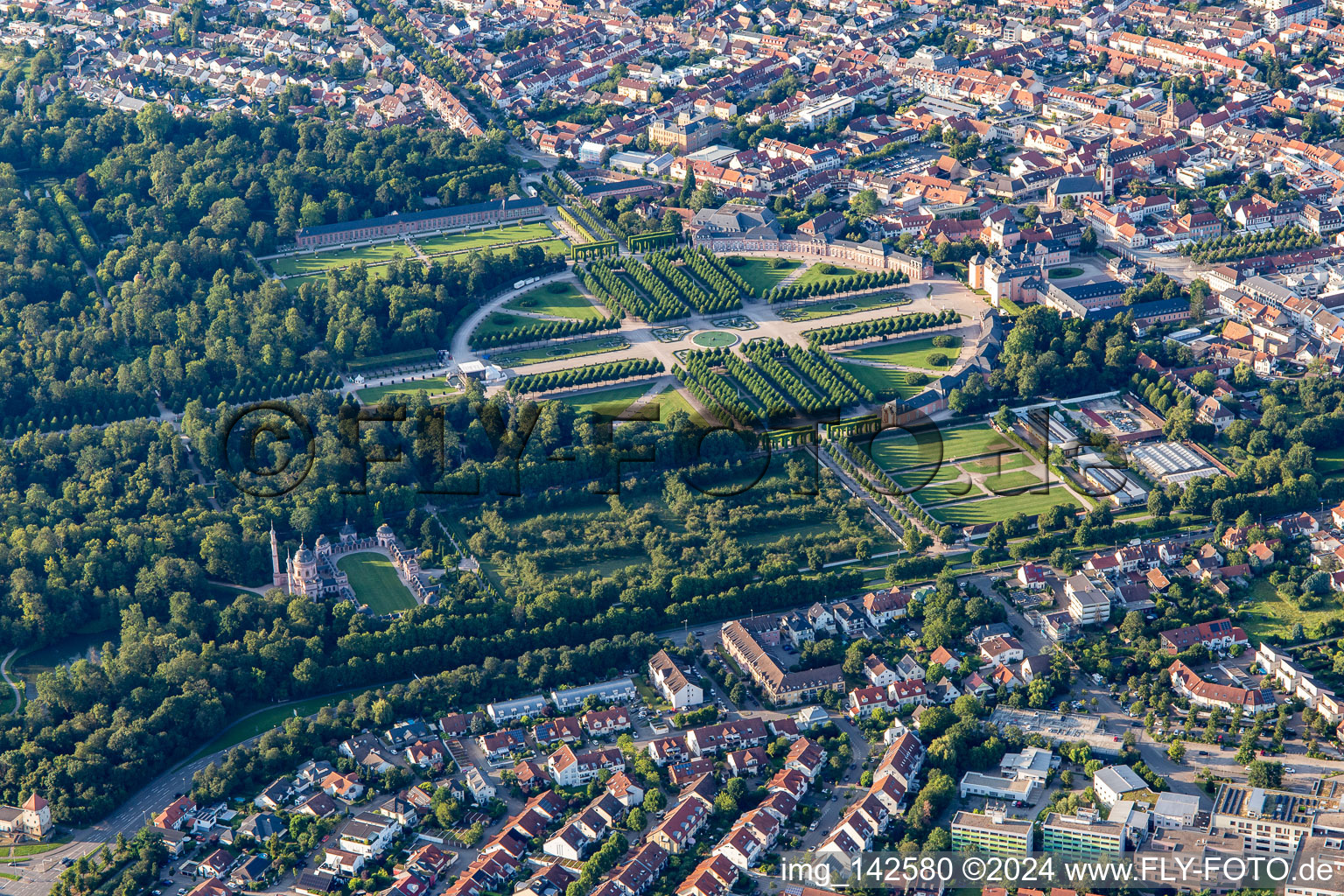 Vue aérienne de Jardin du château Schwetzingen à Schwetzingen dans le département Bade-Wurtemberg, Allemagne