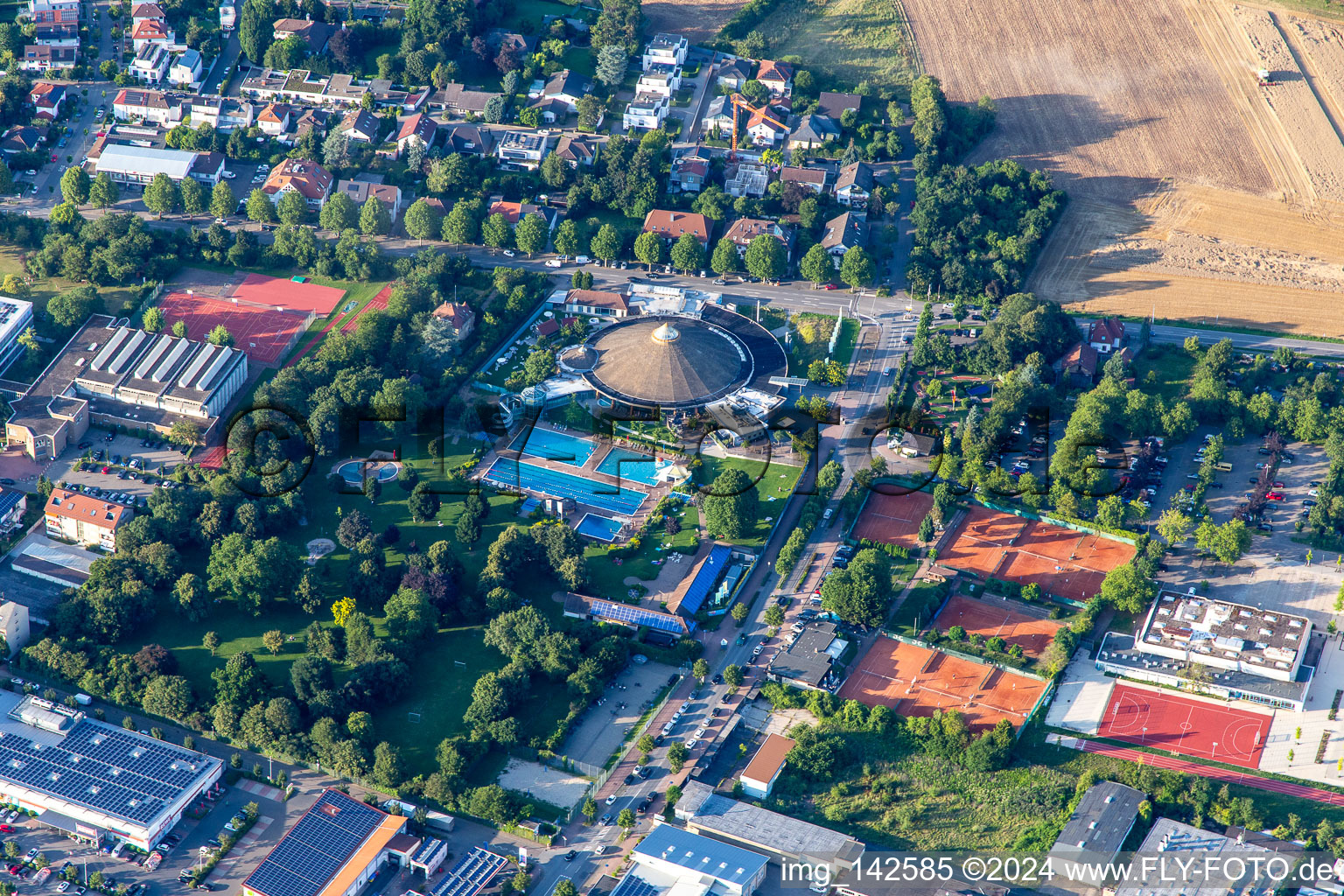 Vue aérienne de Piscine Bellamar à Schwetzingen dans le département Bade-Wurtemberg, Allemagne