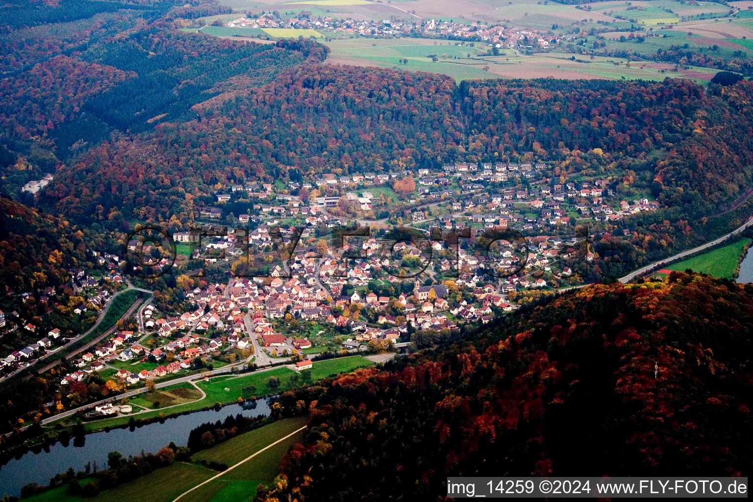 Vue aérienne de Neckargerach dans le département Bade-Wurtemberg, Allemagne