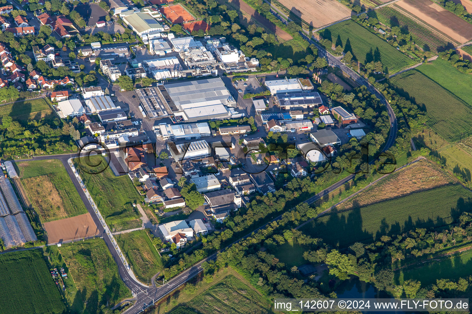 Vue aérienne de Zone commerciale avec service de restauration EDEKA Dossenheim à Dossenheim dans le département Bade-Wurtemberg, Allemagne