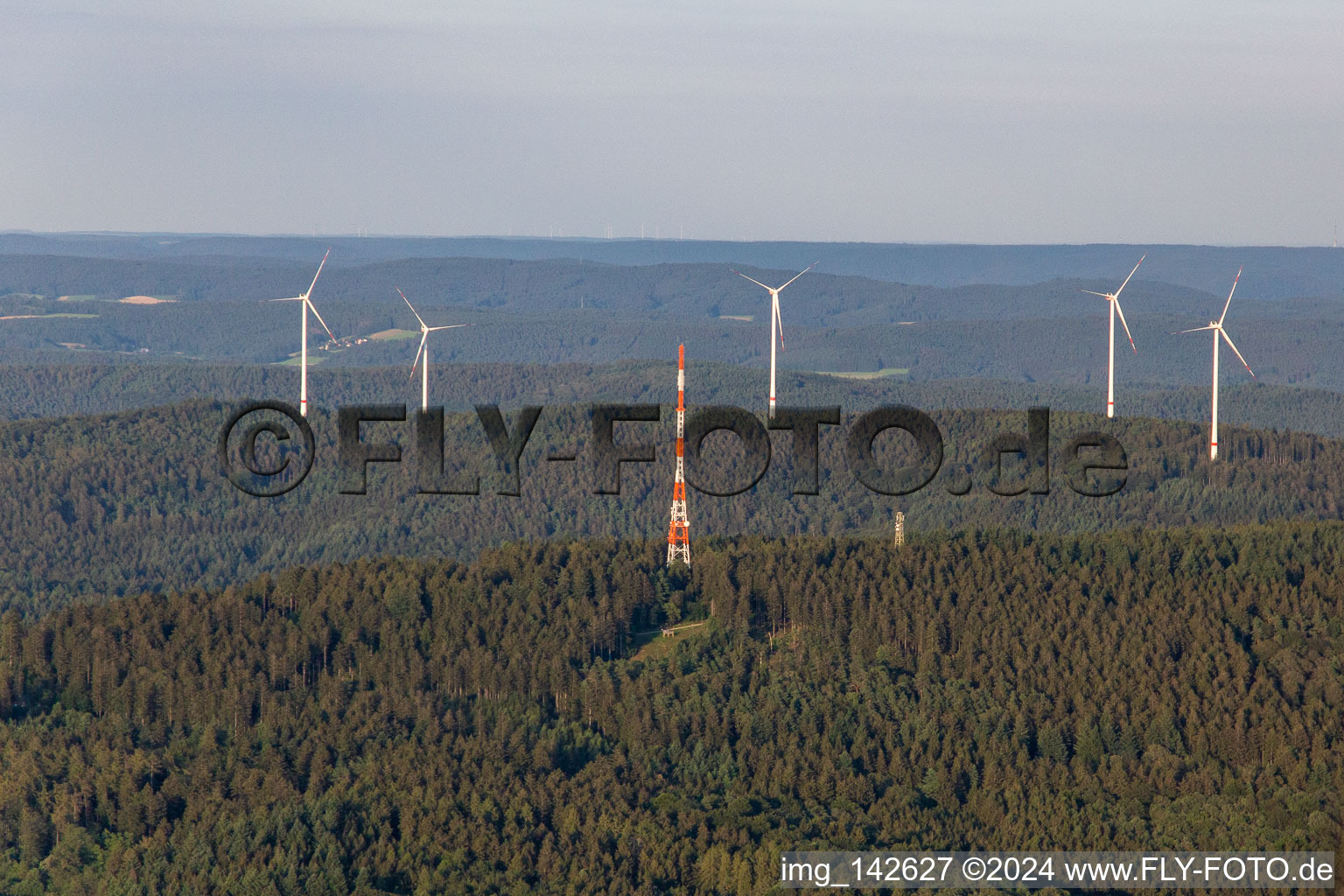 Vue aérienne de Mât de la chaîne de télévision Hardberg devant le parc éolien de Stillfüssel à le quartier Ober-Abtsteinach in Abtsteinach dans le département Hesse, Allemagne