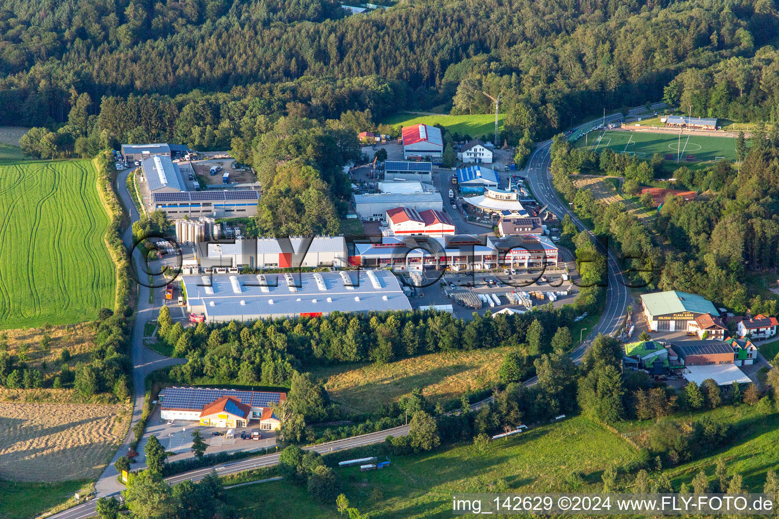 Vue aérienne de Morton Extrusionstechnik GmbH et Auto-Center Abtsteinach à le quartier Ober-Abtsteinach in Abtsteinach dans le département Hesse, Allemagne