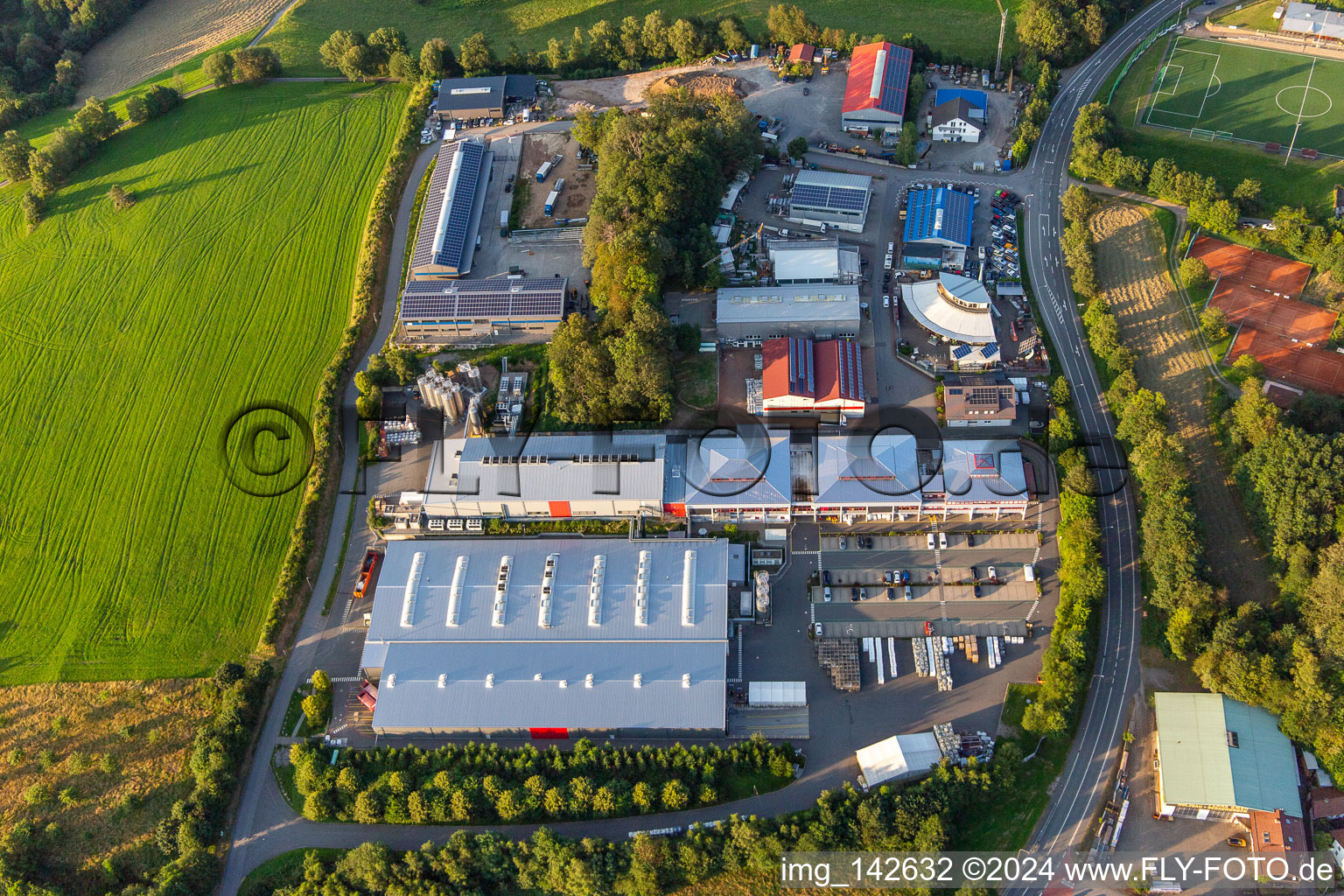 Vue aérienne de Morton Extrusionstechnik GmbH et Auto-Center Abtsteinach à le quartier Ober-Abtsteinach in Abtsteinach dans le département Hesse, Allemagne