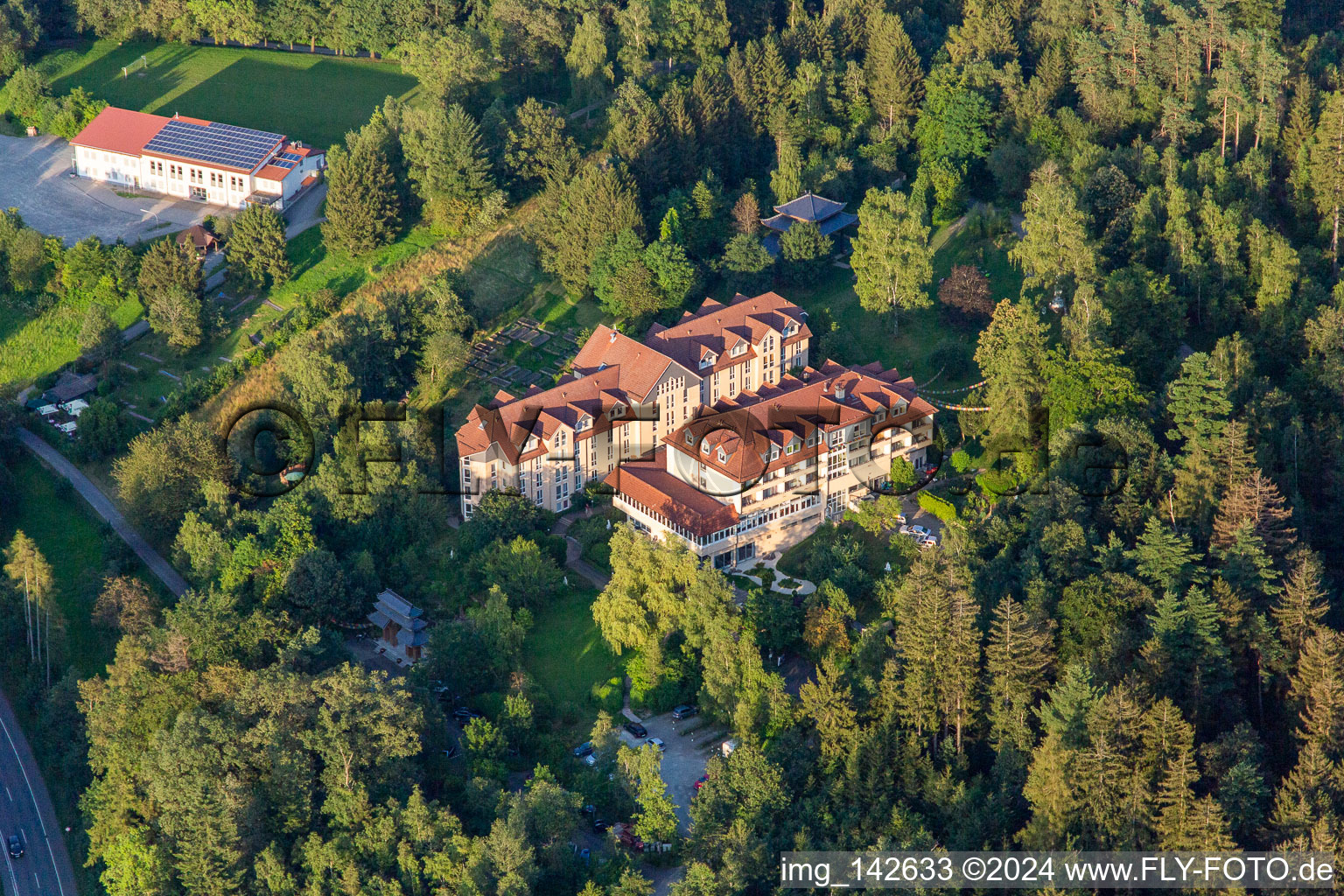 Vue aérienne de Buddha's Way GmbH & Co. KG à le quartier Siedelsbrunn in Wald-Michelbach dans le département Hesse, Allemagne