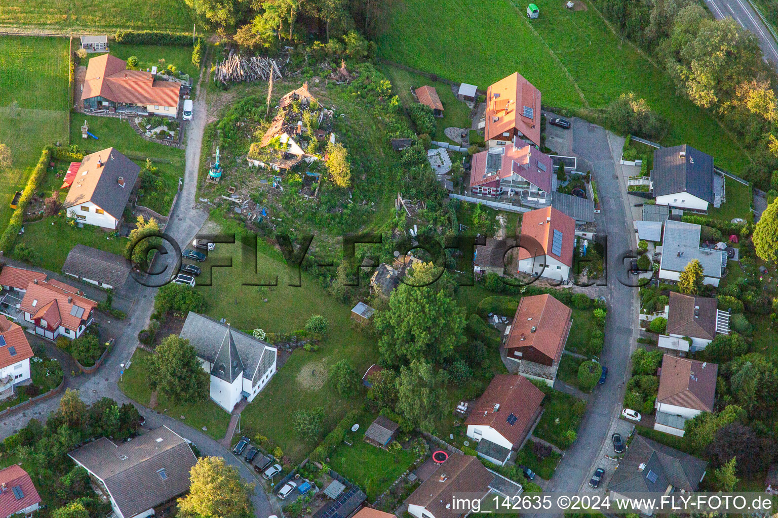 Vue aérienne de Église évangélique Siedelsbrunn et Ahrend Consulting GmbH Nicola Ahrend à le quartier Siedelsbrunn in Wald-Michelbach dans le département Hesse, Allemagne