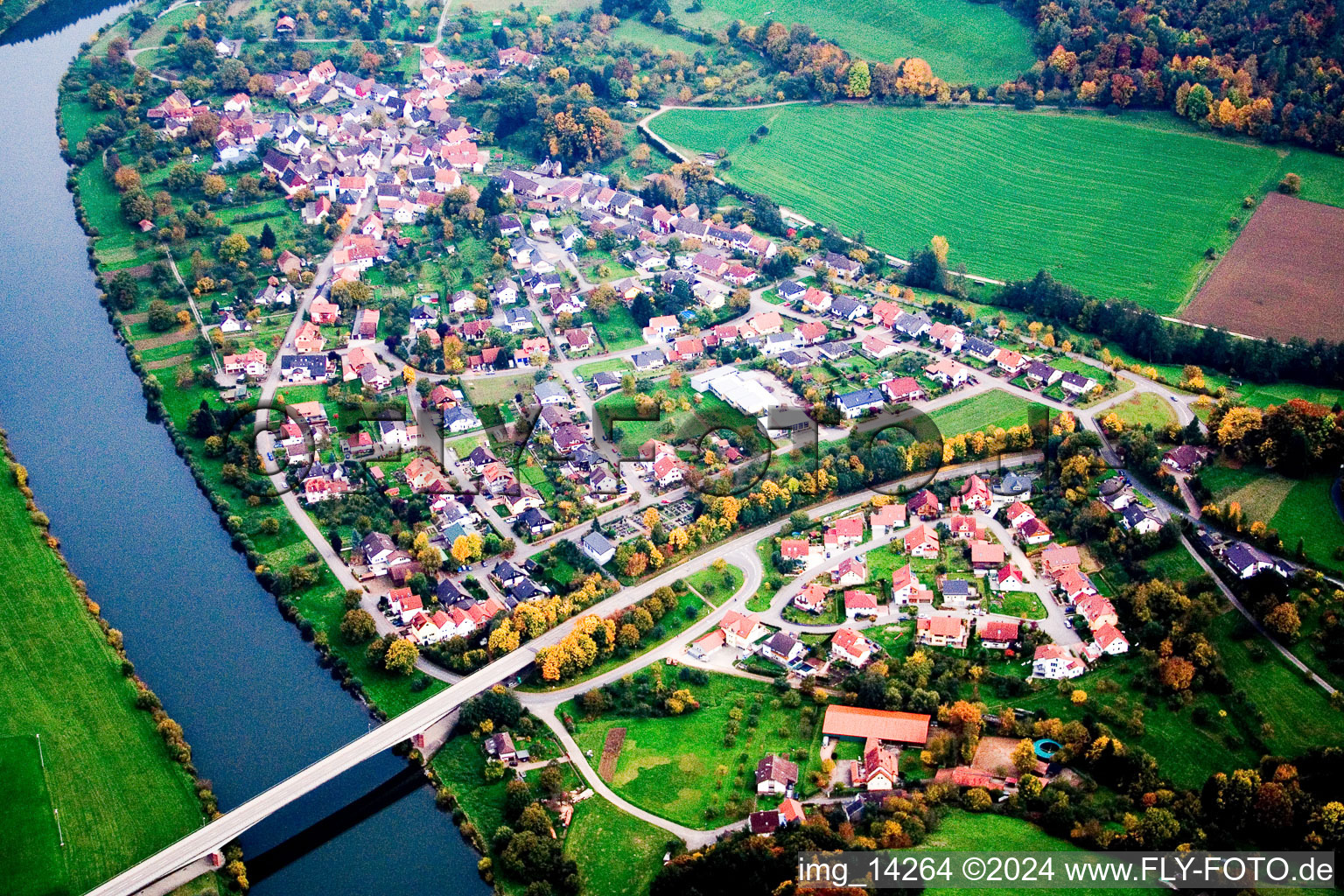 Vue oblique de Neckargerach dans le département Bade-Wurtemberg, Allemagne