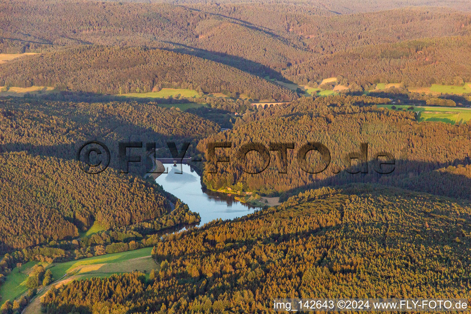 Vue aérienne de Réservoir de Marbach à le quartier Hüttenthal in Mossautal dans le département Hesse, Allemagne