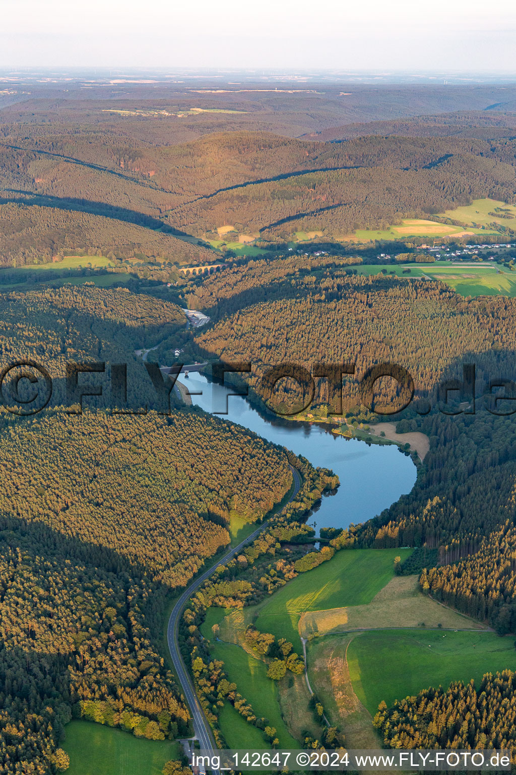 Vue aérienne de Réservoir de Marbach à le quartier Hüttenthal in Mossautal dans le département Hesse, Allemagne