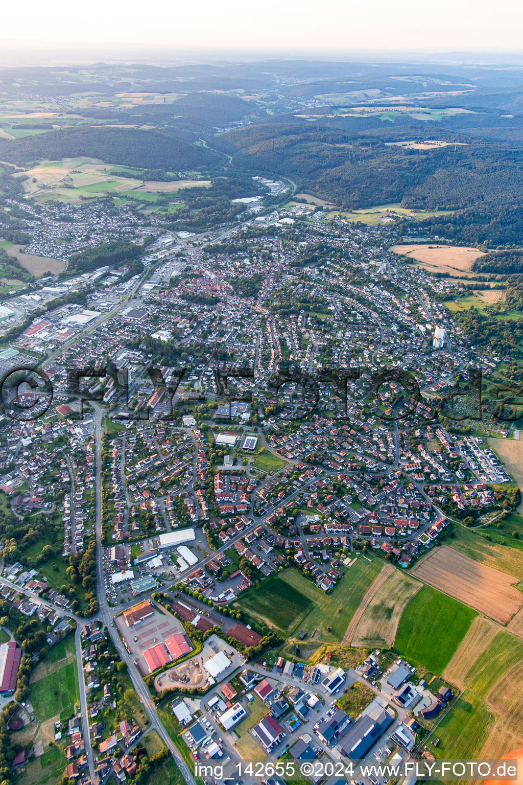 Vue aérienne de Village Erbach du sud à le quartier Dorf-Erbach in Erbach dans le département Hesse, Allemagne