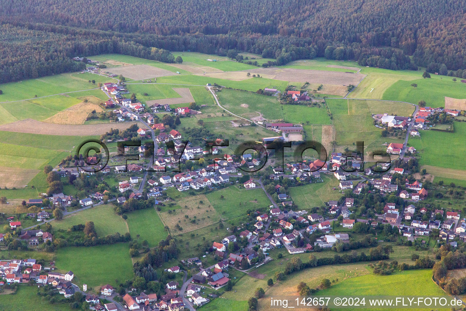 Vue aérienne de Du sud à le quartier Weiten-Gesäß in Michelstadt dans le département Hesse, Allemagne