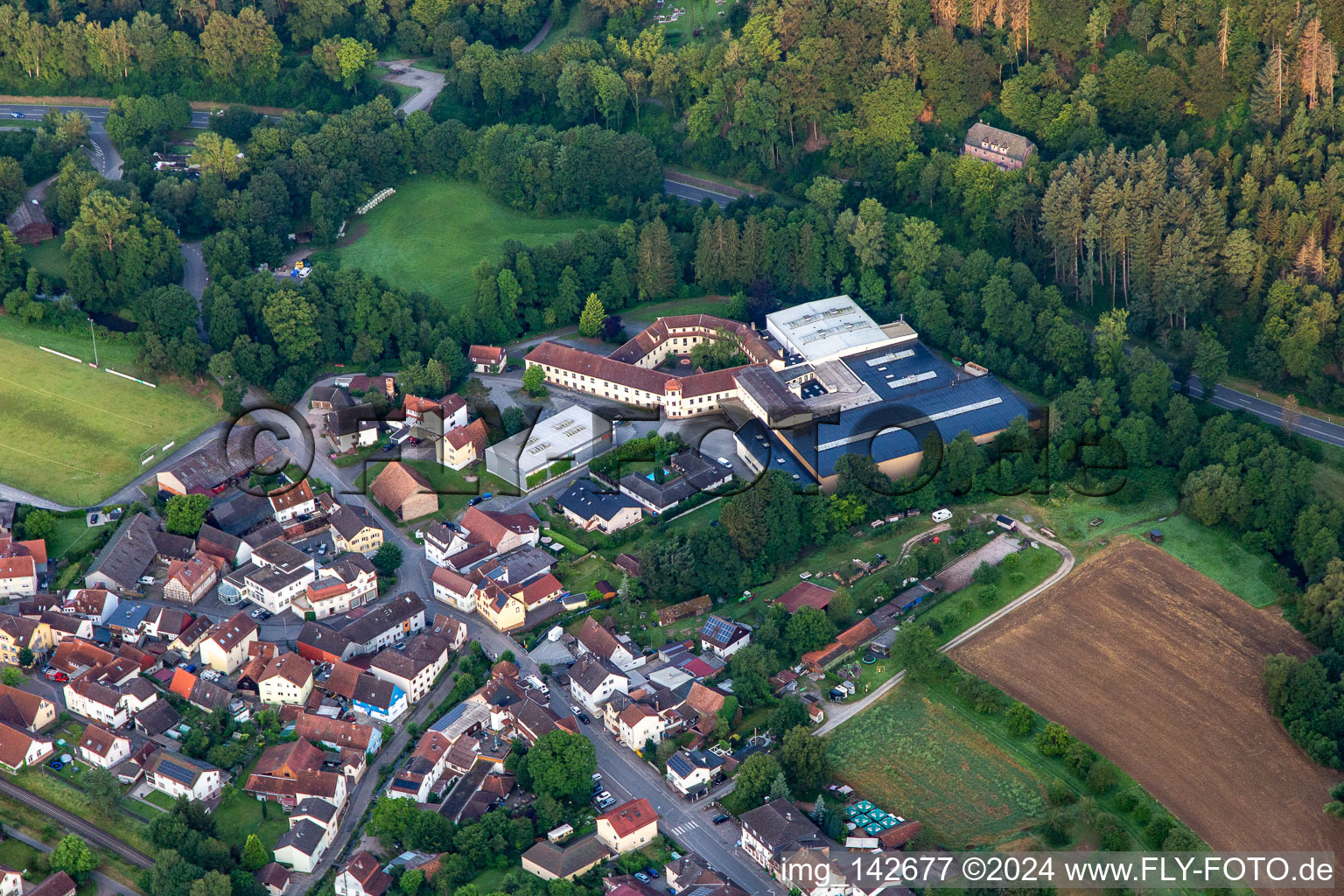 Vue aérienne de Jakob Maul GmbH à le quartier Zell in Bad König dans le département Hesse, Allemagne