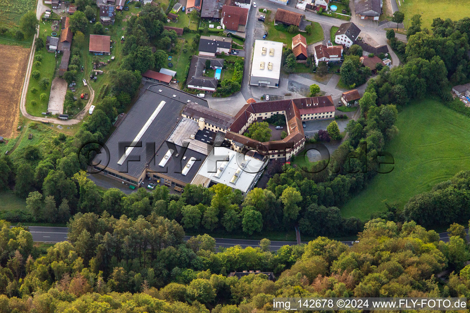 Vue aérienne de Jakob Maul GmbH à le quartier Zell in Bad König dans le département Hesse, Allemagne