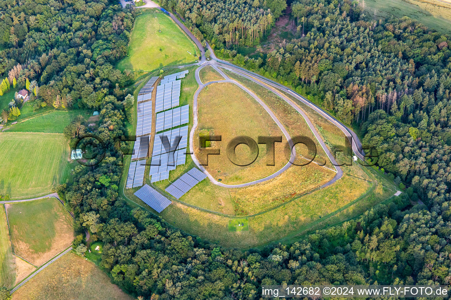 Vue aérienne de Décharge avec système photovoltaïque de l'association de collecte des déchets d'Odenwald à le quartier Langenbrombach in Brombachtal dans le département Hesse, Allemagne