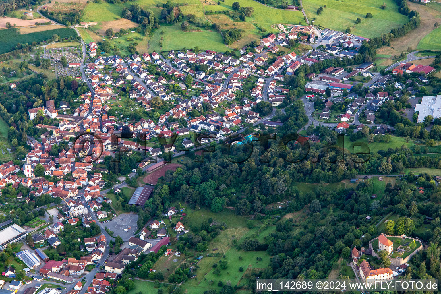 Vue aérienne de Terrain d'expérience du château de Reichenberg à le quartier Eberbach in Reichelsheim dans le département Hesse, Allemagne