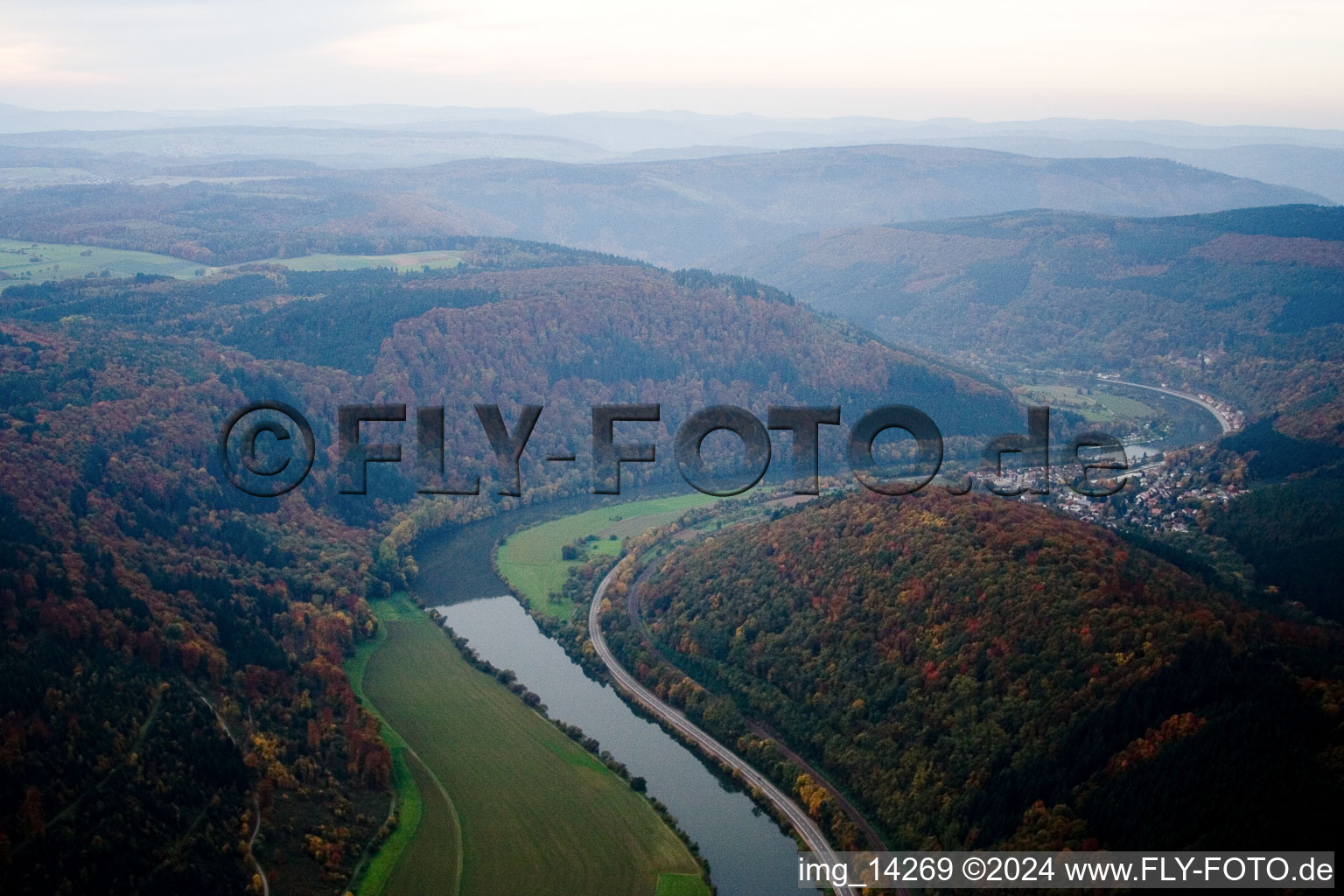 Neckargerach dans le département Bade-Wurtemberg, Allemagne vue d'en haut