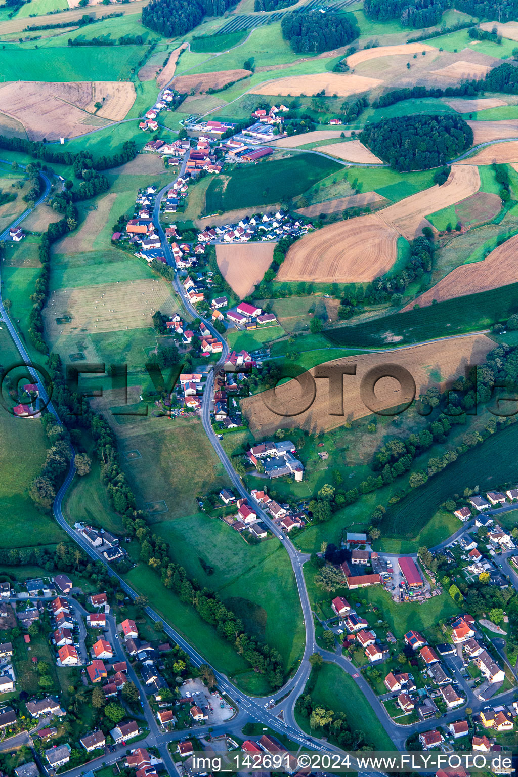 Vue aérienne de Quartier Klein-Gumpen in Reichelsheim dans le département Hesse, Allemagne