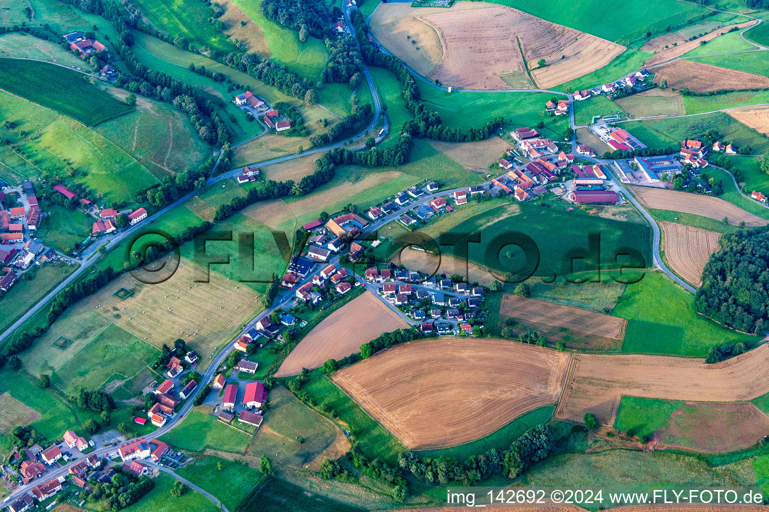 Vue aérienne de Quartier Klein-Gumpen in Reichelsheim dans le département Hesse, Allemagne