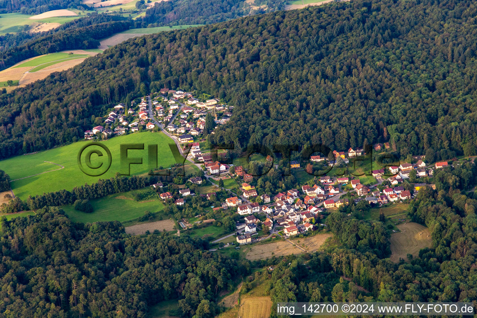 Vue aérienne de Du nord-est à le quartier Seidenbuch in Lindenfels dans le département Hesse, Allemagne