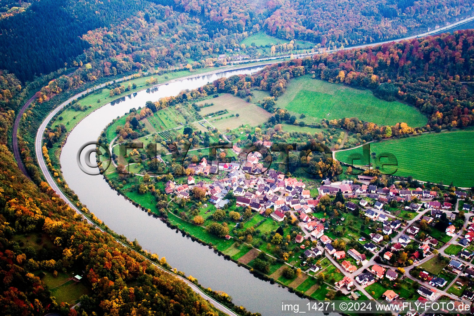 Neckargerach dans le département Bade-Wurtemberg, Allemagne depuis l'avion