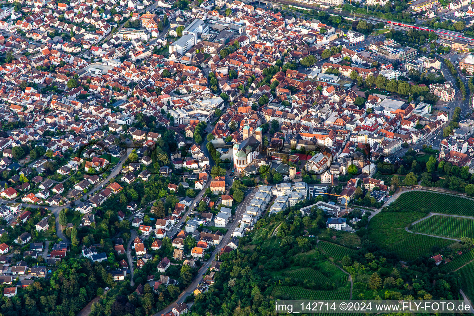 Vue aérienne de Église municipale de Saint-Georges Bensheim à Bensheim dans le département Hesse, Allemagne