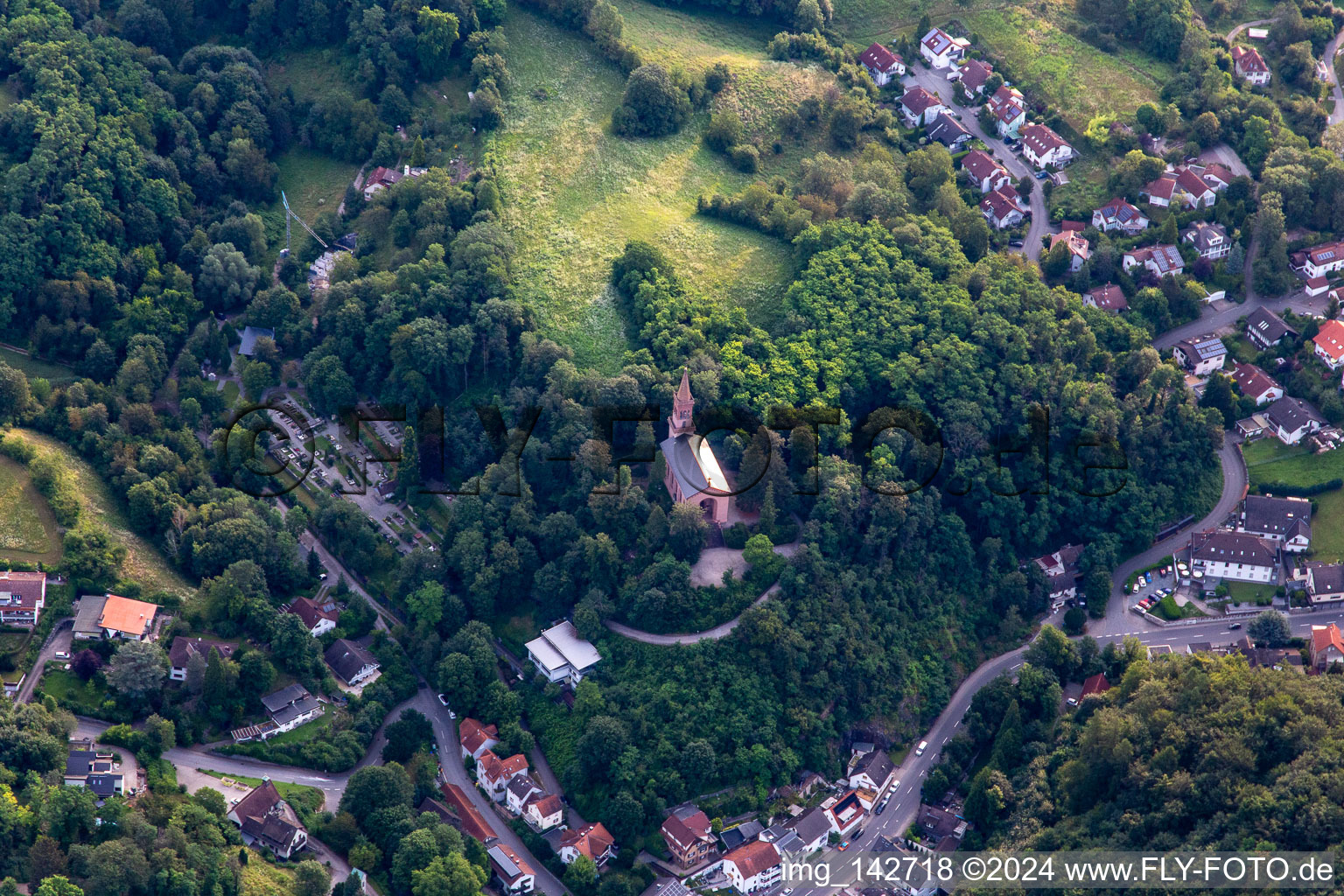 Vue aérienne de Église Sainte-Marie - Paroisse évangélique Schönberg-Wilmshausen à le quartier Schönberg in Bensheim dans le département Hesse, Allemagne