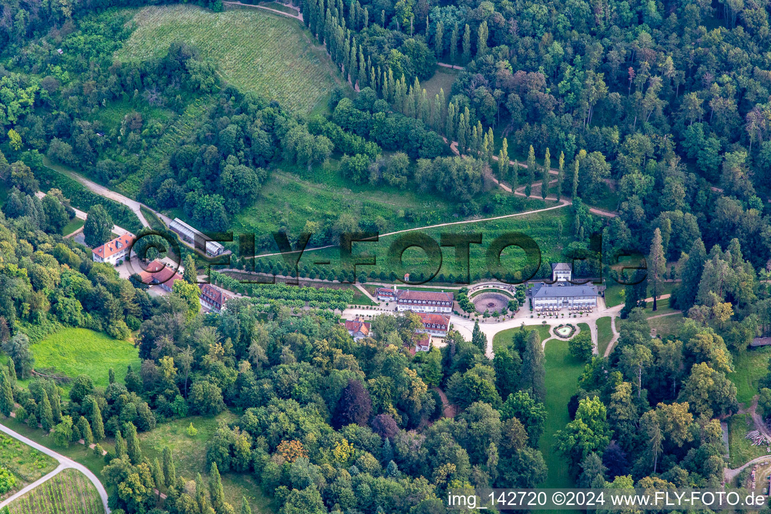 Vue aérienne de Parc national de Fürstenlager : fontaine thermale et village dans le parc paysager d'une résidence d'été princière du XVIIIe siècle :///fuerstenlager. à le quartier Auerbach in Bensheim dans le département Hesse, Allemagne