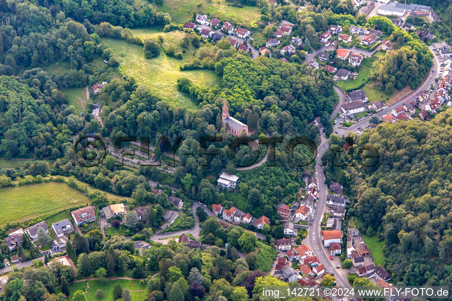 Vue aérienne de Église Sainte-Marie - Paroisse évangélique Schönberg-Wilmshausen à le quartier Schönberg in Bensheim dans le département Hesse, Allemagne