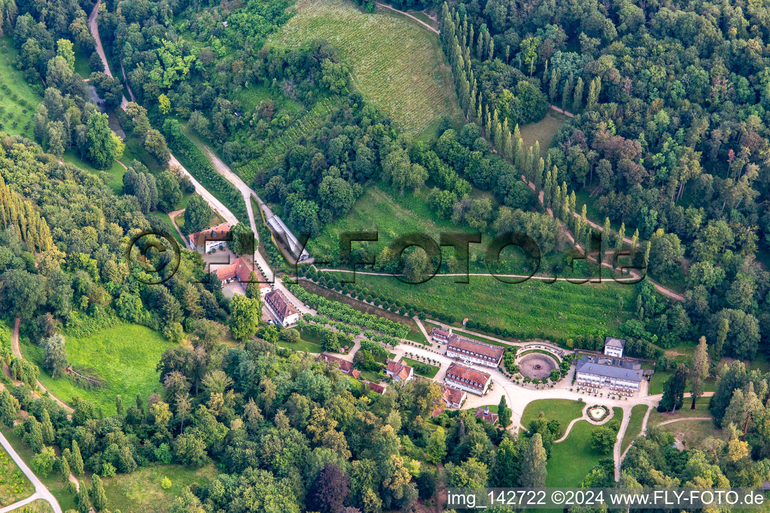 Vue aérienne de Parc national de Fürstenlager : fontaine thermale et village dans le parc paysager d'une résidence d'été princière du XVIIIe siècle :///fuerstenlager. à le quartier Auerbach in Bensheim dans le département Hesse, Allemagne