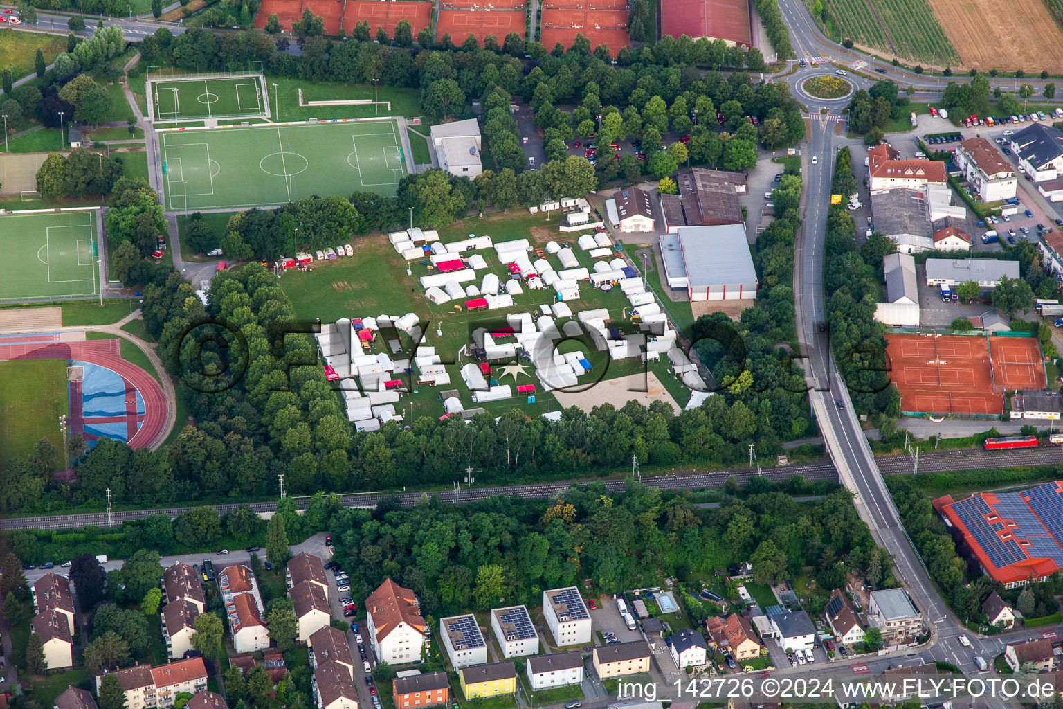 Vue aérienne de Camp d'été du festival sportif au Weiherhausstadion et à la salle de sport Günther Kuch à le quartier Auerbach in Bensheim dans le département Hesse, Allemagne