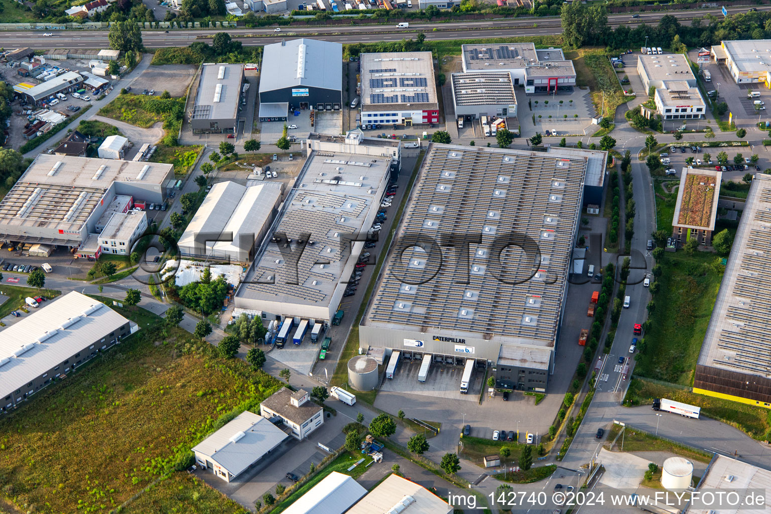 Vue aérienne de KSB SE & Co. KGaA Logistics Center Europe et Rudolph Logistik GmbH à Lorsch dans le département Hesse, Allemagne