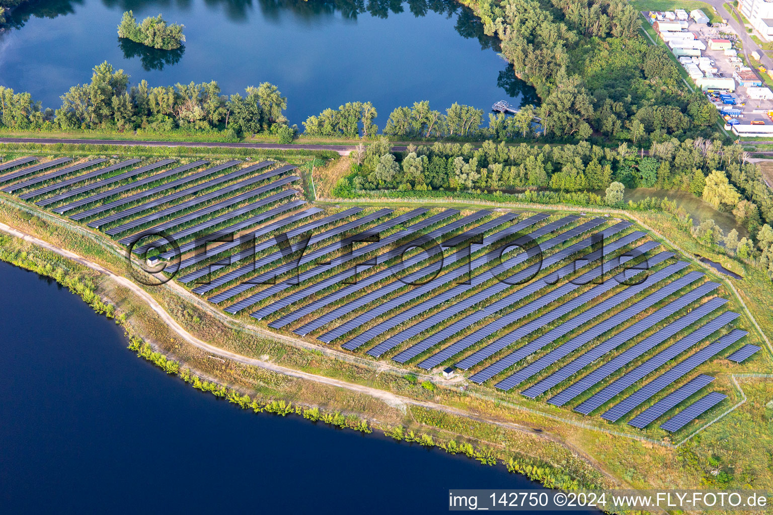 Vue aérienne de Grand système photovoltaïque extérieur entre deux lacs de carrière à Lampertheim dans le département Hesse, Allemagne