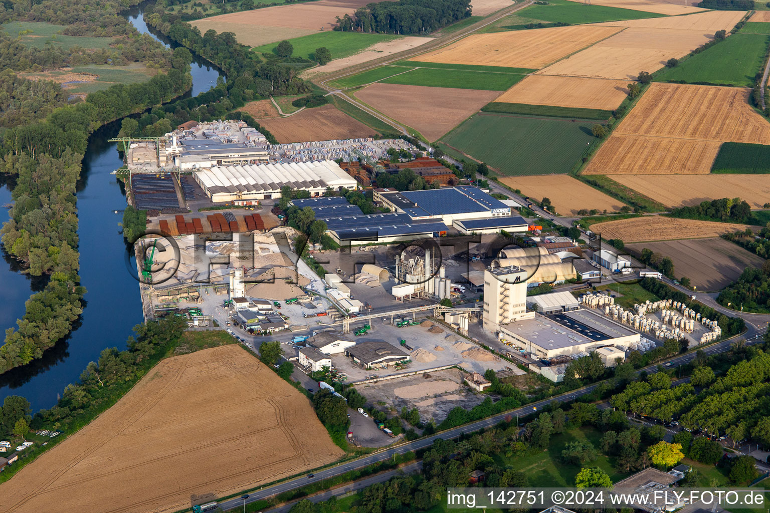 Vue aérienne de Zone industrielle sur le Lampertheimer Altrhein avec l'usine Knauf Gips KG et Riva Stahl GmbH Lampertheim à Lampertheim dans le département Hesse, Allemagne