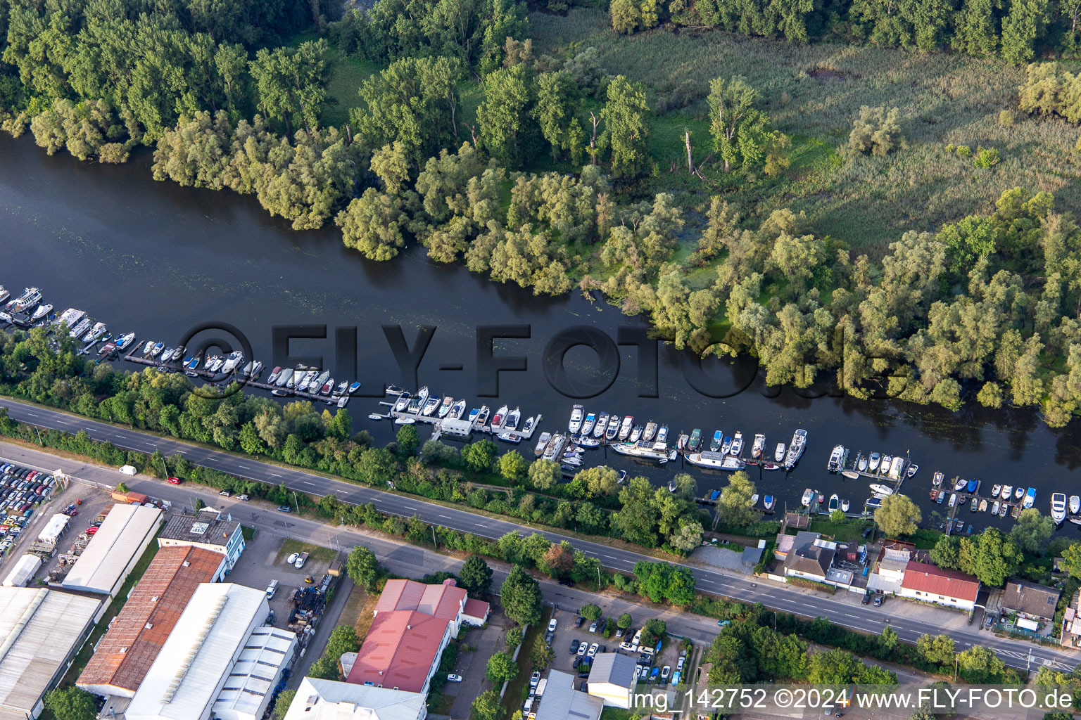 Vue aérienne de Quais de la zone industrielle Steggemeinschaft GbR sur le Lampertheimer Altrhein à Lampertheim dans le département Hesse, Allemagne