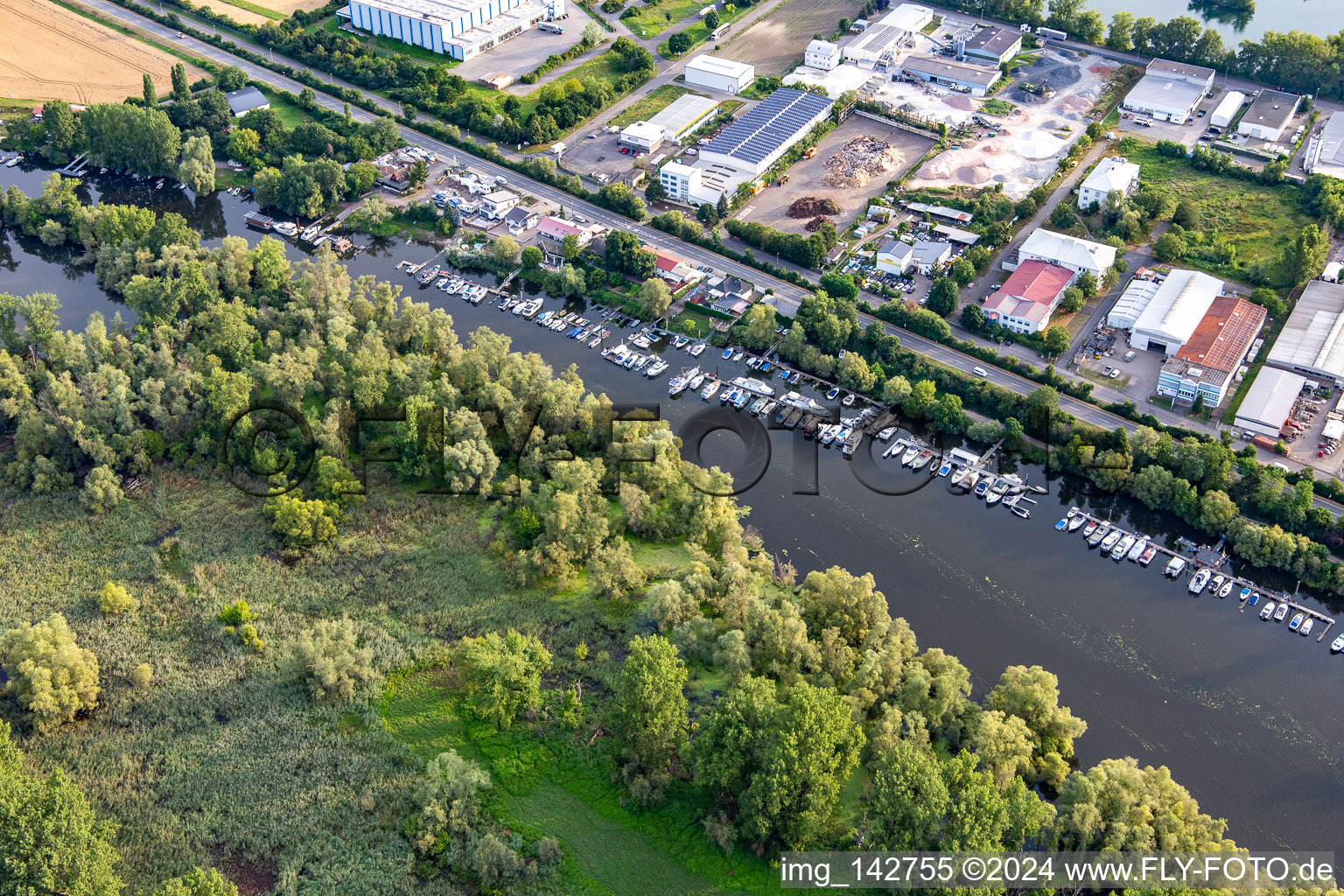 Photographie aérienne de Quais de la zone industrielle Steggemeinschaft GbR sur le Lampertheimer Altrhein à Lampertheim dans le département Hesse, Allemagne