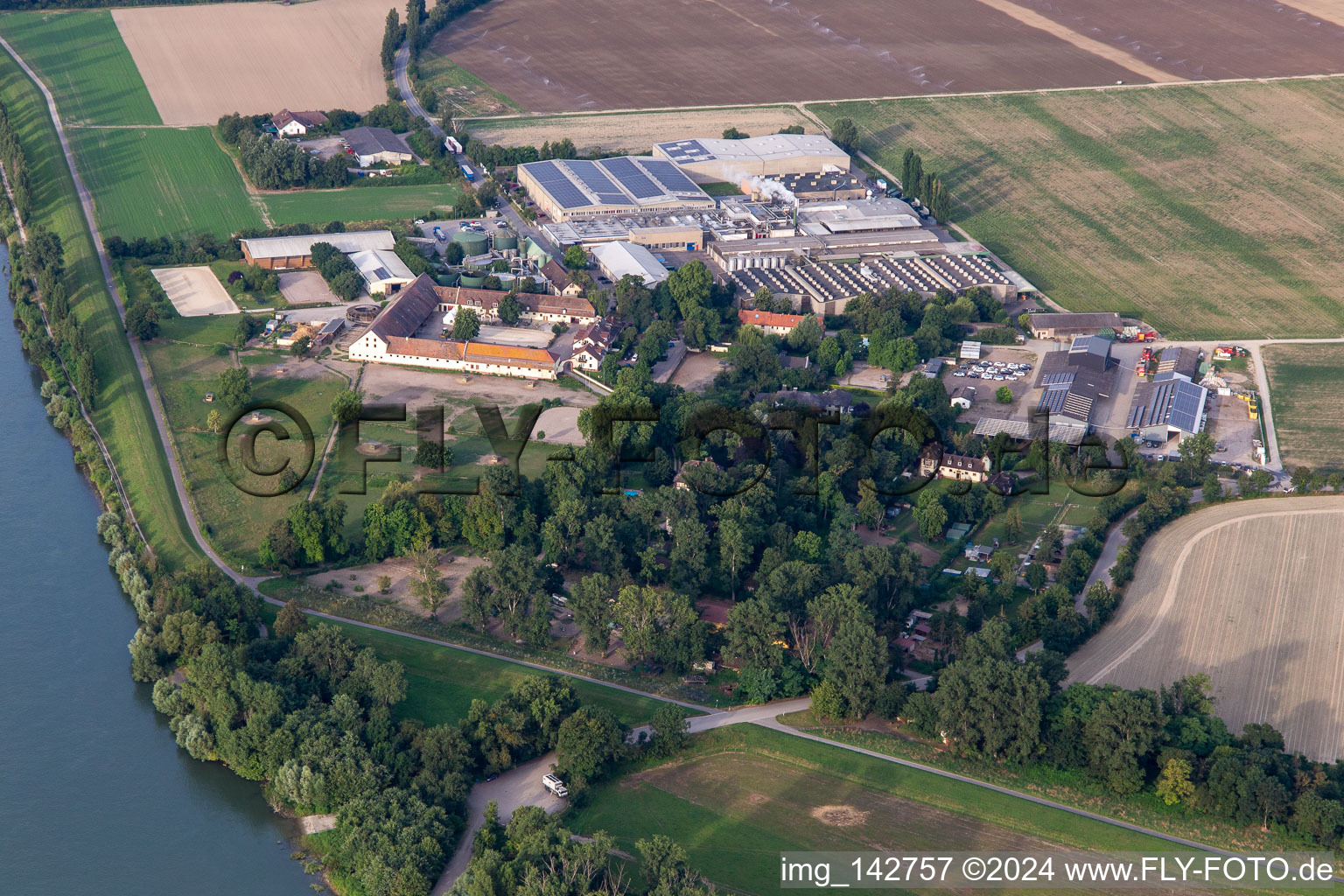 Vue aérienne de Usine Intersnack Allemagne SE Petersau et centre équestre Carlo von Opel à le quartier Mörsch in Frankenthal dans le département Rhénanie-Palatinat, Allemagne