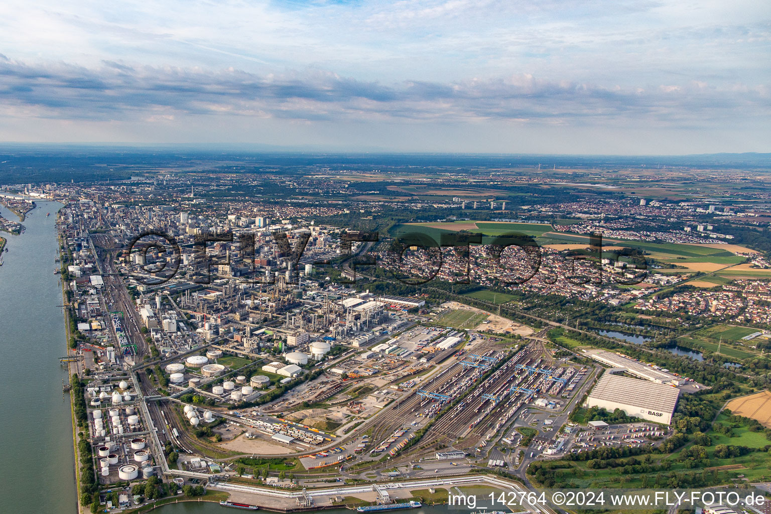 Vue aérienne de Usine chimique au bord du Rhin http à le quartier BASF in Ludwigshafen am Rhein dans le département Rhénanie-Palatinat, Allemagne