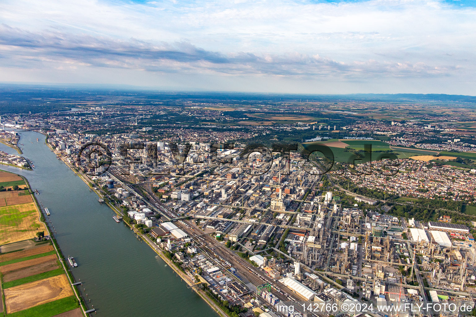 Vue aérienne de Usine chimique au bord du Rhin http à le quartier BASF in Ludwigshafen am Rhein dans le département Rhénanie-Palatinat, Allemagne