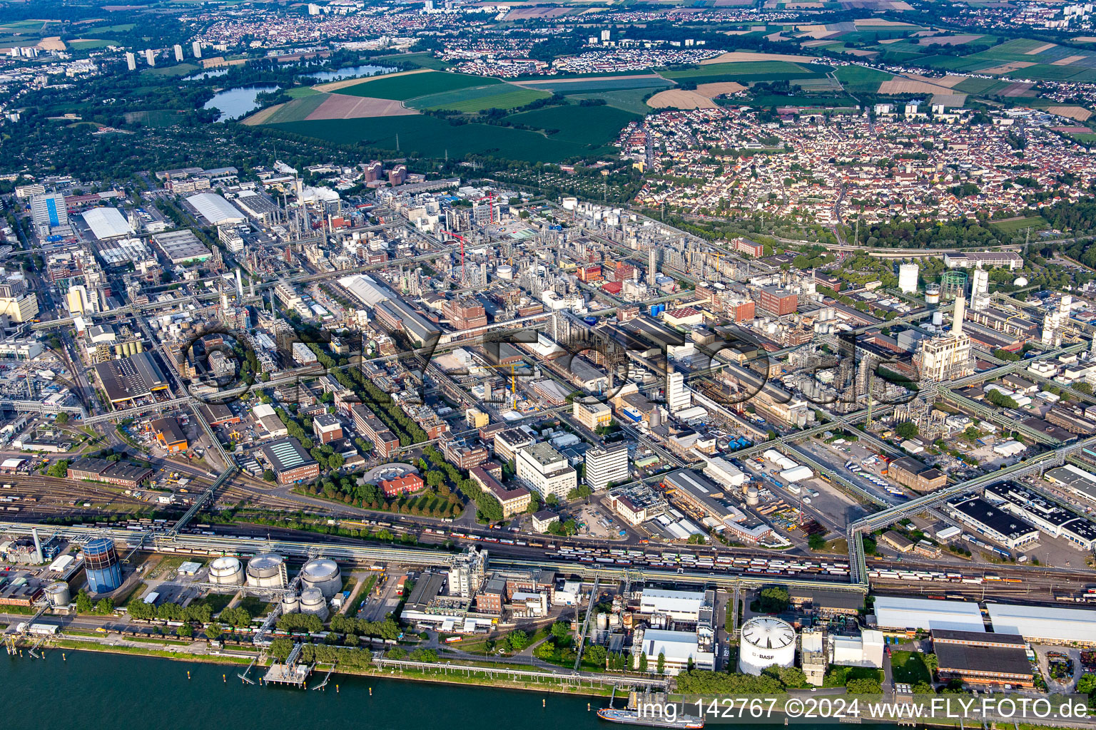 Photographie aérienne de Usine chimique au bord du Rhin http à le quartier BASF in Ludwigshafen am Rhein dans le département Rhénanie-Palatinat, Allemagne