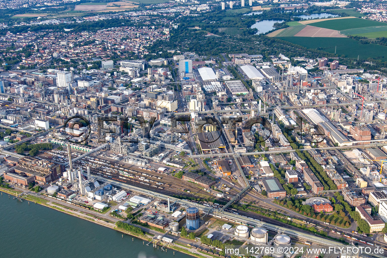 Vue oblique de Usine chimique au bord du Rhin http à le quartier BASF in Ludwigshafen am Rhein dans le département Rhénanie-Palatinat, Allemagne