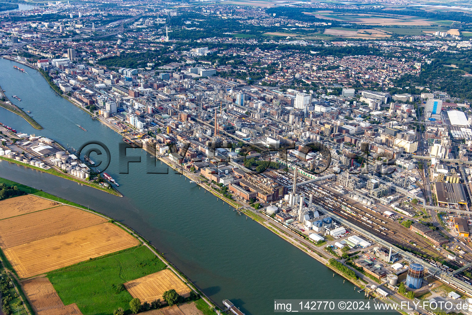 Usine chimique au bord du Rhin http à le quartier BASF in Ludwigshafen am Rhein dans le département Rhénanie-Palatinat, Allemagne d'en haut