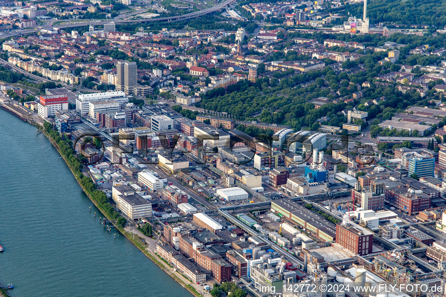 Usine chimique au bord du Rhin http à le quartier BASF in Ludwigshafen am Rhein dans le département Rhénanie-Palatinat, Allemagne hors des airs