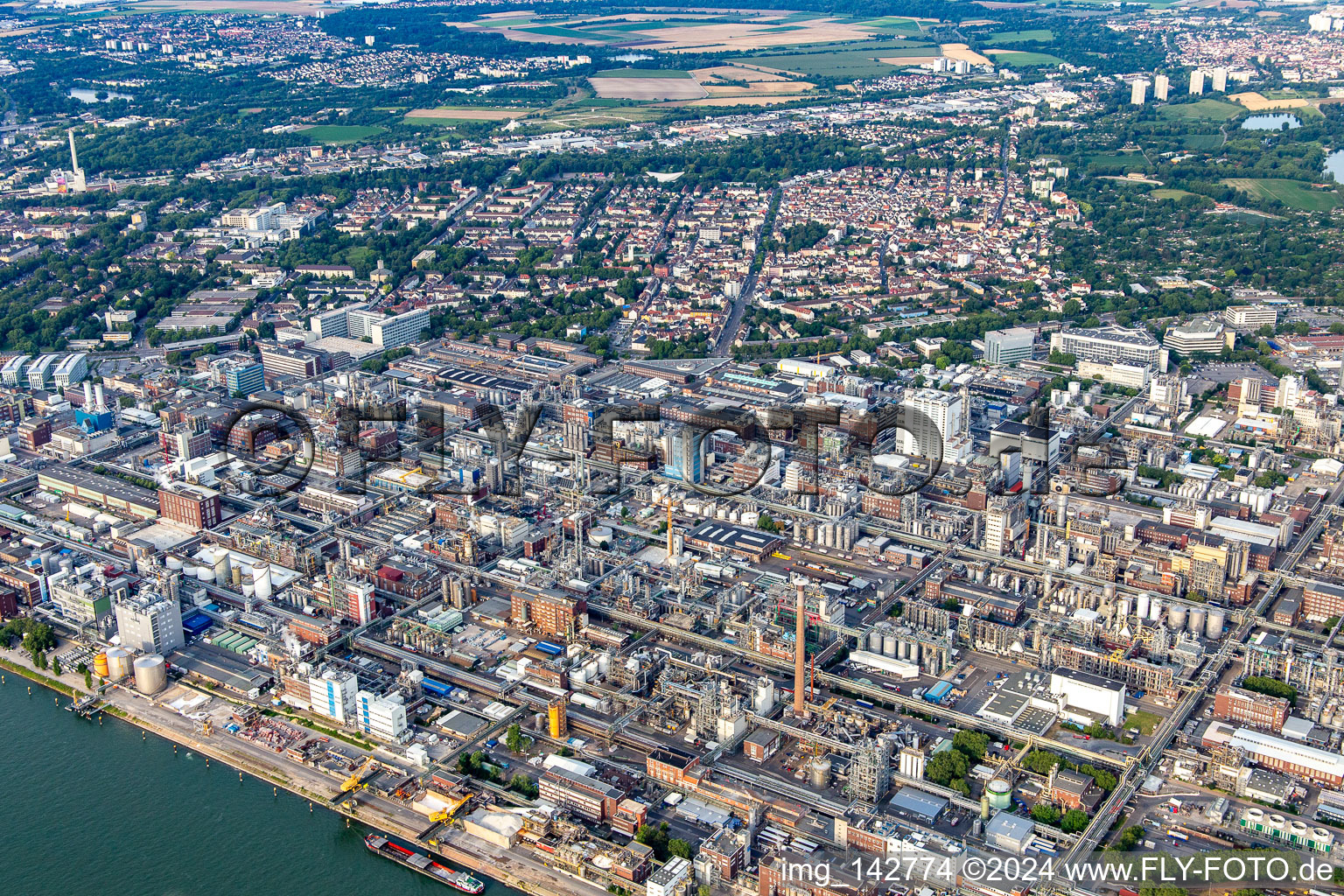 Usine chimique au bord du Rhin http à le quartier BASF in Ludwigshafen am Rhein dans le département Rhénanie-Palatinat, Allemagne vue d'en haut