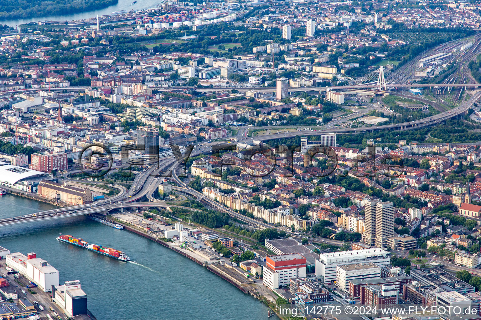 Vue aérienne de Route surélevée B44 menant au pont Kurt Schumacher sur le Rhin à le quartier Hemshof in Ludwigshafen am Rhein dans le département Rhénanie-Palatinat, Allemagne