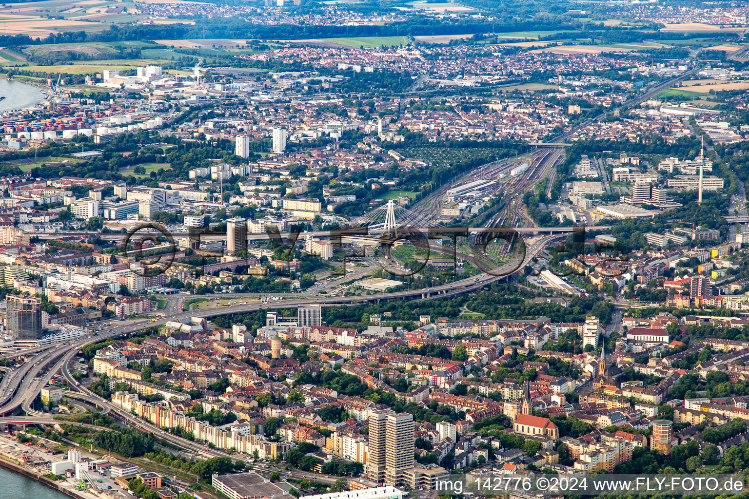 Vue aérienne de Routes surélevées B44 et B37 à le quartier Mitte in Ludwigshafen am Rhein dans le département Rhénanie-Palatinat, Allemagne