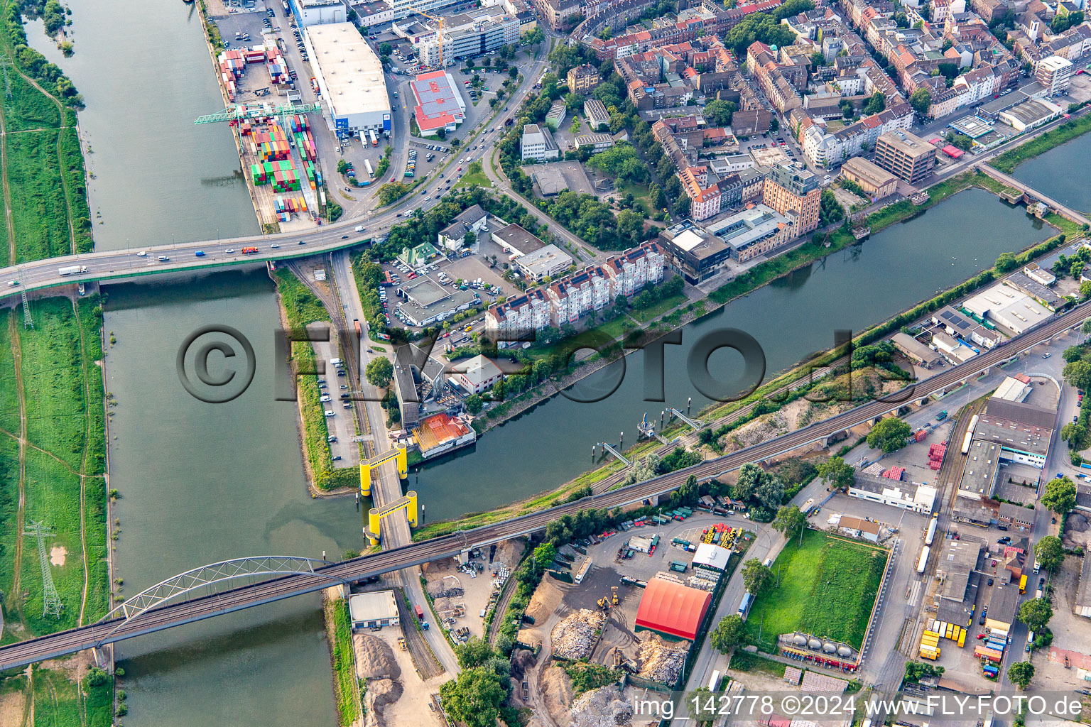 Vue aérienne de Au dortoir étudiant du canal de liaison à Jungbusch à le quartier Innenstadt in Mannheim dans le département Bade-Wurtemberg, Allemagne