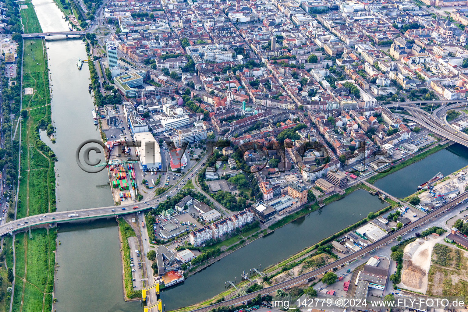 Vue aérienne de Le Neckar, le canal de liaison et le Luisenring entourent le Jungbusch à le quartier Innenstadt in Mannheim dans le département Bade-Wurtemberg, Allemagne